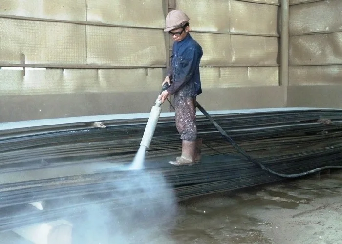 Làm sạch bằng máy phun nước áp lực cao