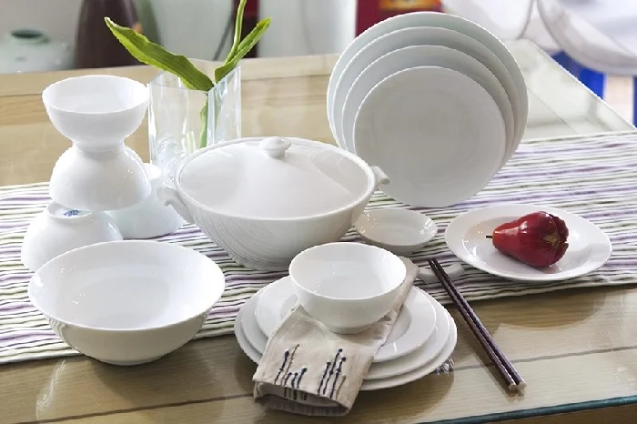 Nên cẩn thận khi làm sạch bề mặt gốm sứ