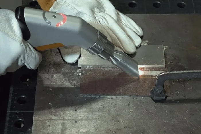 Làm sạch bằng máy laser