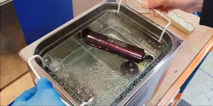 Làm sạch dầu mỡ bằng siêu âm hiệu quả hơn vì có thể len vào những vị trí khó tiếp cận