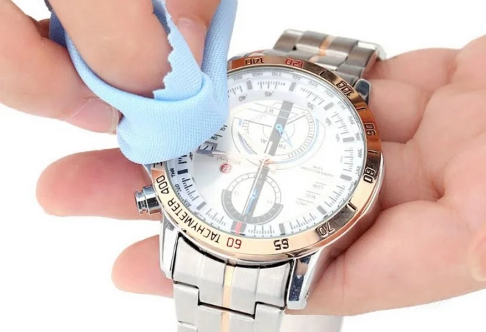 Đồng hồ cần vệ sinh định kỳ để đảm bảo tính thẩm mỹ, giá trị của đồng hồ