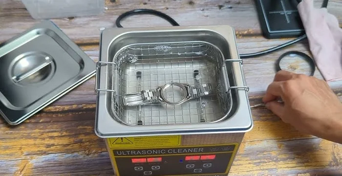 Máy rửa siêu âm hiện được nhiều cửa hàng sửa chữa, trung tâm bảo dưỡng đồng hồ chuyên nghiệp sử dụng