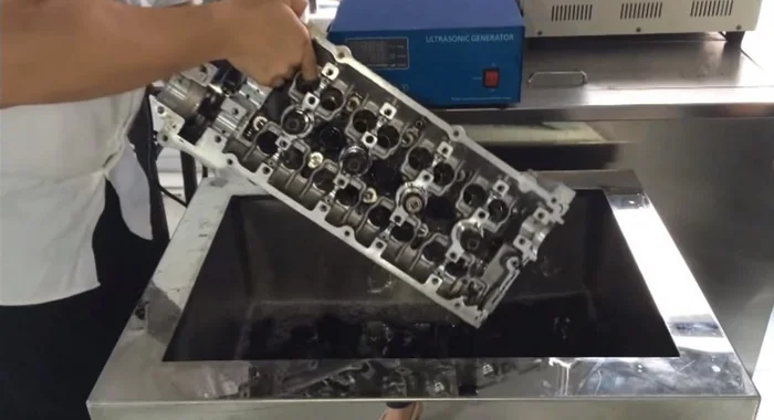 Thao tác làm sạch phụ tùng xe máy bằng siêu âm rất nhanh chóng, đơn giản