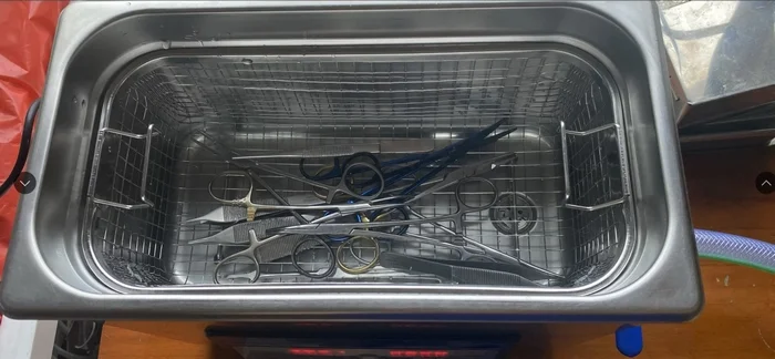 Bể rửa ứng dụng sóng siêu âm đa tầng làm sạch dụng cụ y tế