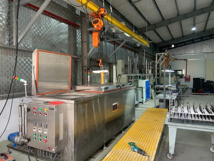 Thi công dây chuyền rửa siêu âm công nghiệp công suất 2400W 192 lít