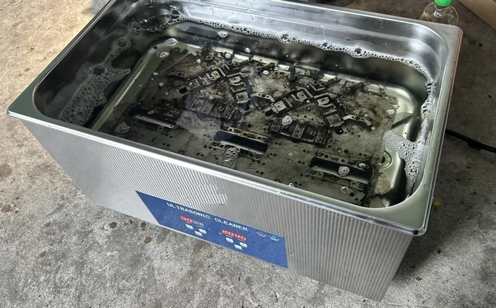 Vệ sinh bo mạch điện tử bằng siêu âm tăng hiệu quả làm sạch, không làm hỏng linh kiện nhạy cảm