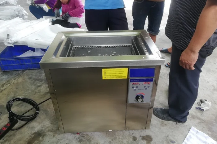 Thao tác vệ sinh bo mạch điện tử bằng siêu âm rất đơn giản, dễ thực hiện