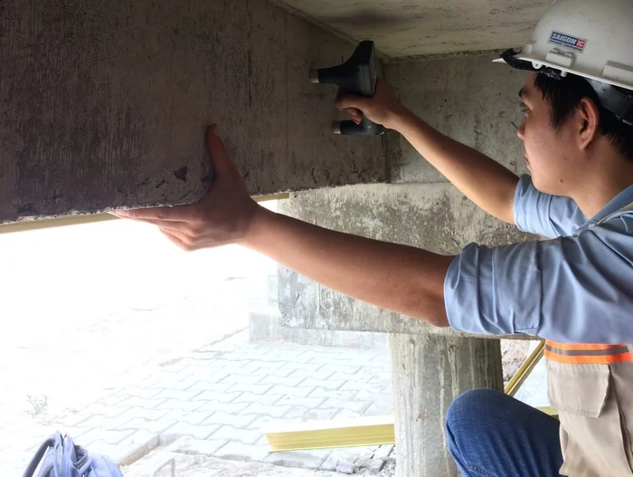 Vì sao phải siêu âm bê tông cốt thép? Lợi ích, ứng dụng 5 Kỹ sư tiến hành siêu âm bê tông cốt thép trước khi lên phương án cải tạo, tu sửa kết cấu, công trình